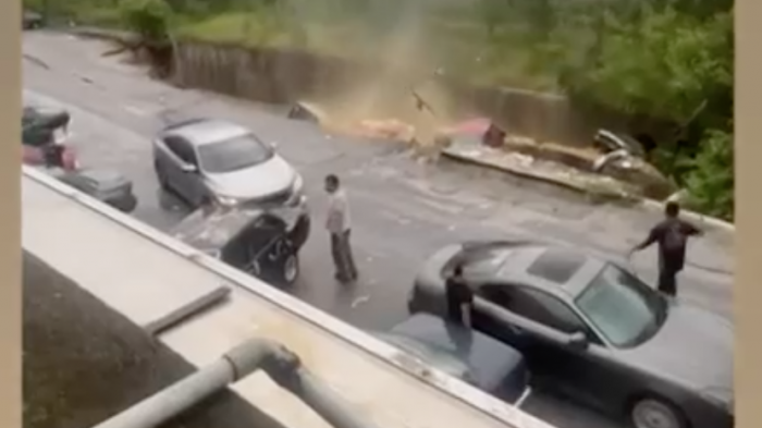 Socavón por lluvias arrastró autos en carretera de Malasia