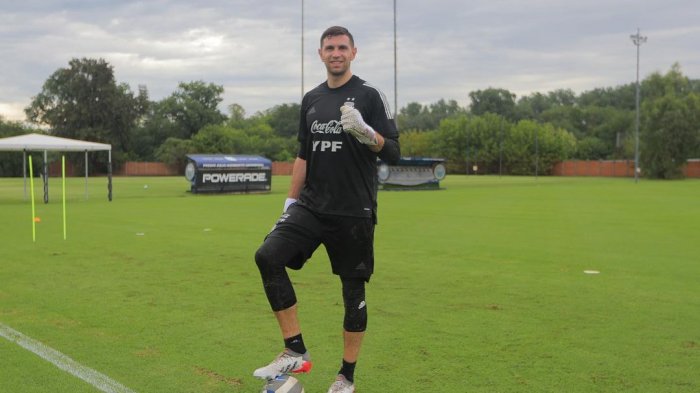 Los comentarios de hinchas chilenos en el Instagram de Dibu Martínez tras picante mensaje del portero