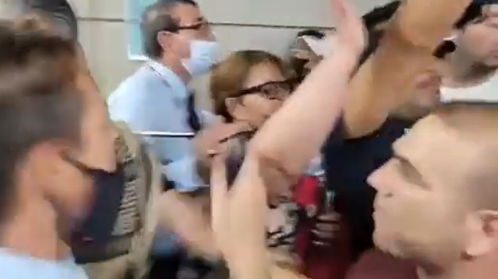 Grupo antivacuna invadió hospital para sacar por la fuerza a un niño internado