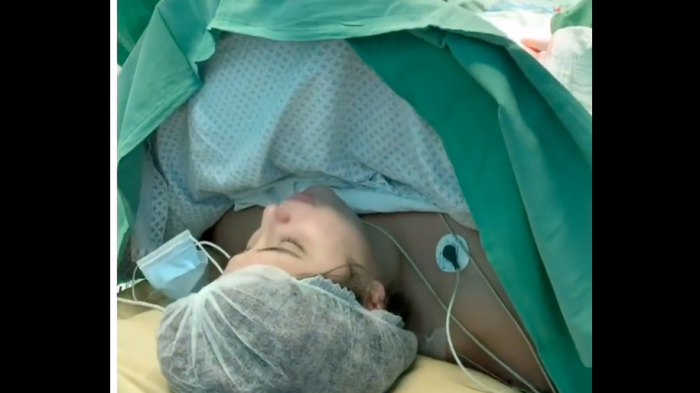 Hermosa voz: Mujer cantó mientras daba a luz y su médico la acompañó en su emocionante melodía