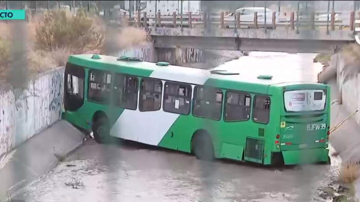 Bus del Transantiago cayó al Zanjón de la Aguada: Conductor se habría descompensado