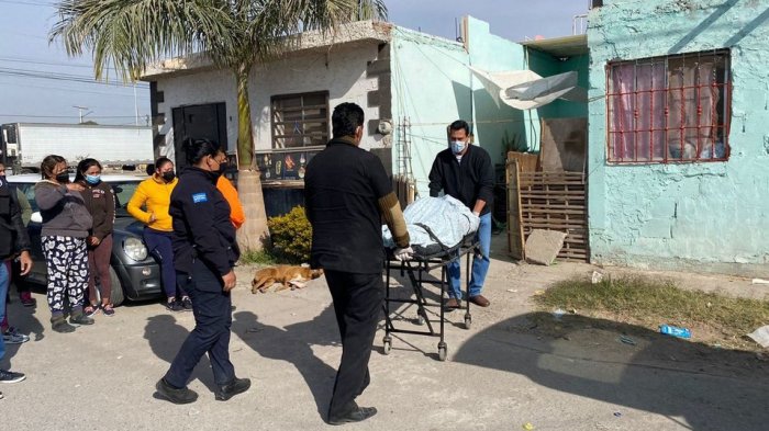 Convivió con su esposa muerta por más de un día en su casa porque no podía pagar servicios funerarios