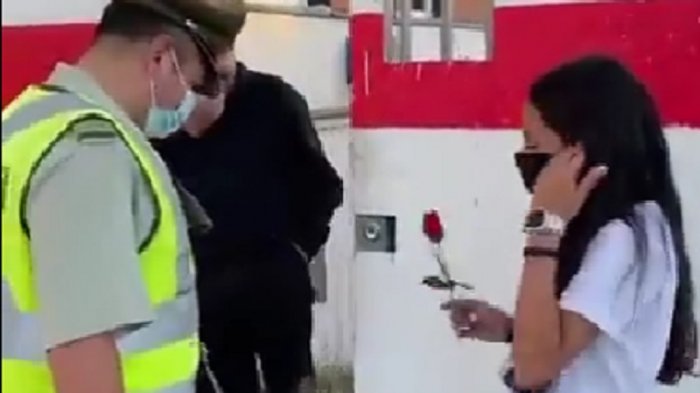 Tras agresión a funcionarios: Niños venezolanos regalaron flores a carabineros en Valdivia