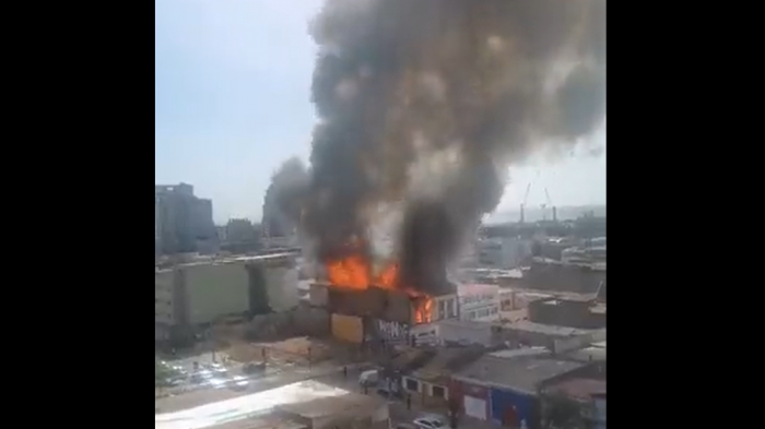 Incendio afecta a casona en centro de Antofagasta