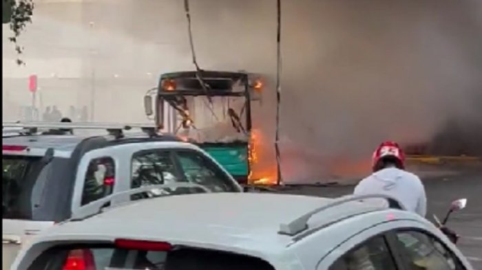Desconocidos queman bus en las afueras del metro Laguna Sur