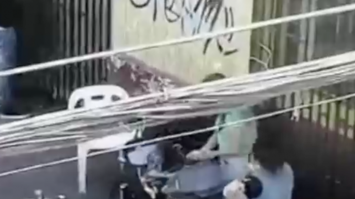 Padres fueron detenidos: Habrían usado a guagua para vender drogas en afueras del terminal