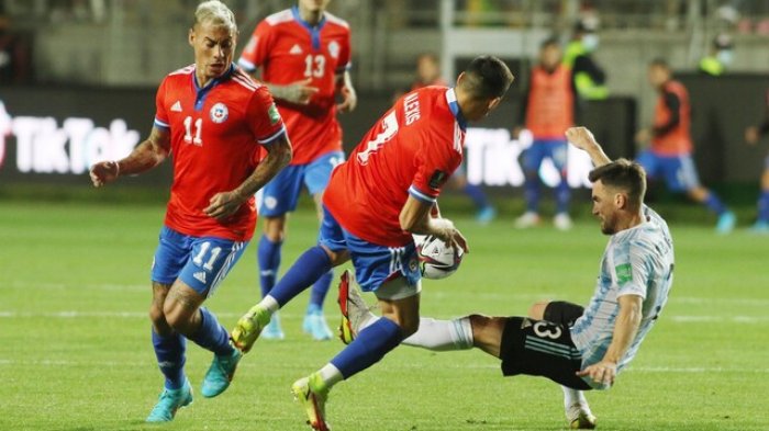 Otra baja en La Roja: Delantero es liberado de la convocatoria debido a una lesión