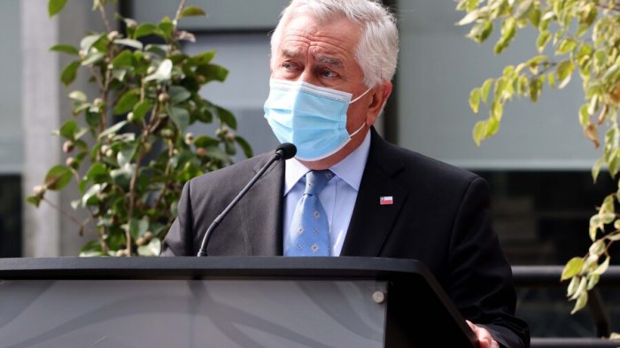 Ministro Paris descarta obligatoriedad de la vacuna en Chile: “No estamos a favor”