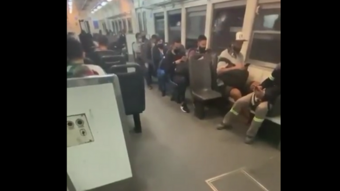 En cuestión de segundos: Policía sufre insólito robo de su celular en plena estación de metro