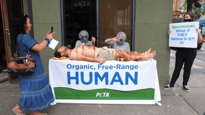 Dos extraterrestres comiendo un cuerpo humano: La nueva intervención de PETA contra el consumo de carne