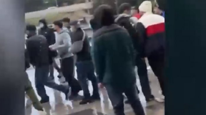 Carrete y descontrol: Violentas peleas en plaza de Las Condes