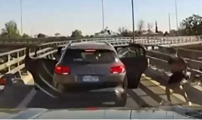 Evitó encerrona: Conductor embistió auto de ladrones que portaban armas