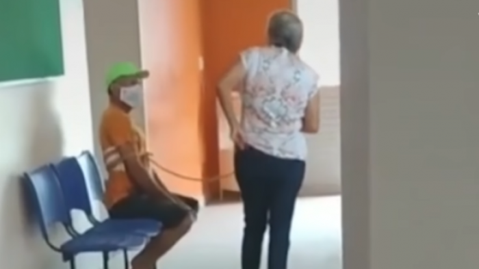 Mujer ató con cuerdas a su esposo y lo llevó a un hospital para que se vacunara contra el COVID-19