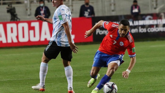 Al menos seis titulares: Los jugadores chilenos que están a una amarilla de quedar suspendidos