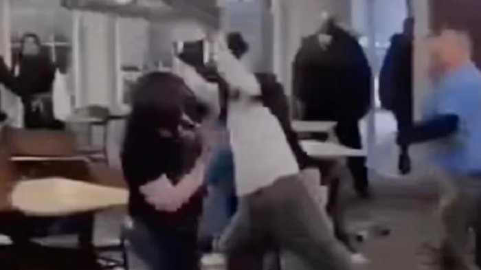 Registran masiva pelea al interior de restaurante: Tenedor libre se quedó sin carne