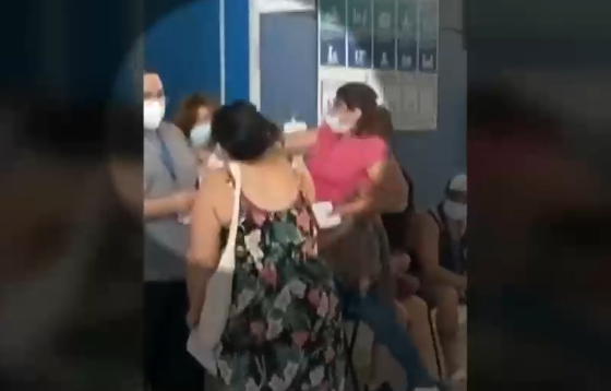 Casos van en aumento: Mujer golpea a funcionaria de la salud en Buin