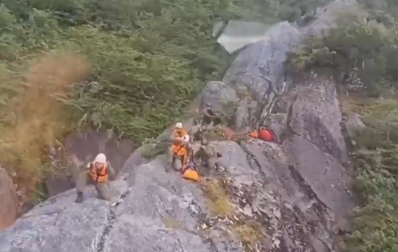 Tras 21 días desaparecido: Familia tiene dudas sobre muerte de joven en montaña de Cochamó