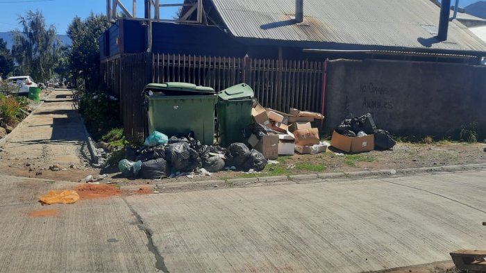 Vecinos de Pucón denuncian retraso de varios días en recolección de basura: municipio asegura que trabajan a toda capacidad
