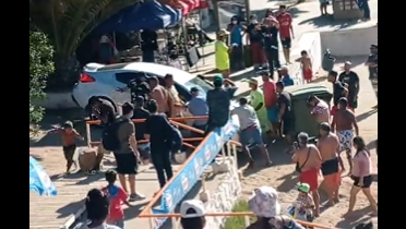 Cómo agarré tanto vuelo: Auto quedó atrapado en las escaleras de la playa Las Torpederas