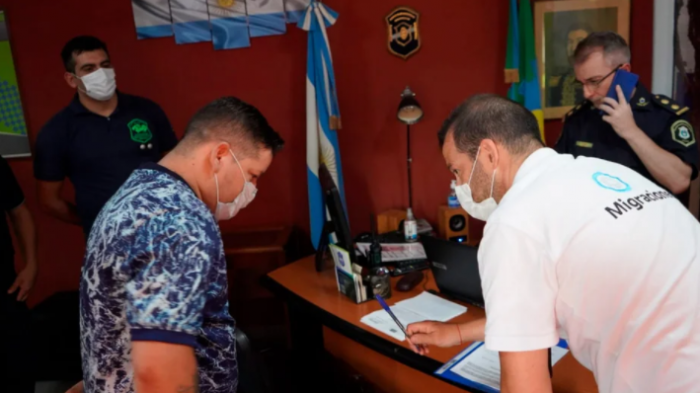 Líder narco es expulsado de Argentina como sospechoso de cocaína adulterada que mató a veintena de personas