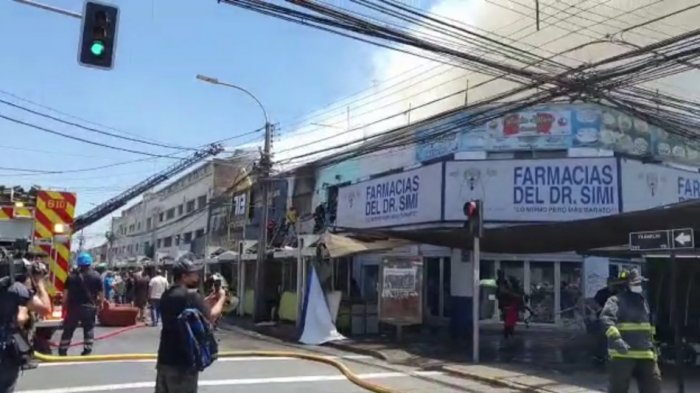 Incendio en Barrio Franklin afecta a locales comerciales: 19 carros de Bomberos trabajan en el lugar