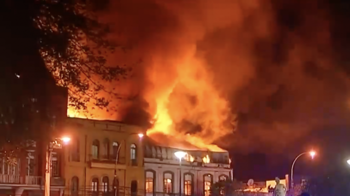 Voraz incendio en Valparaíso: Hay 13 locales afectados y con riesgo de derrumbe