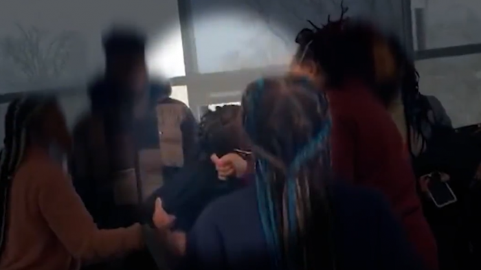 Profesora es acusada de tirarle el pelo a una de sus alumnas en plena sala de clases