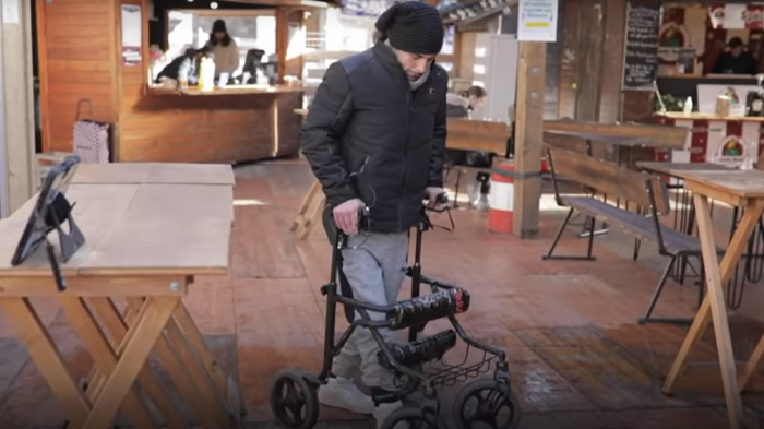 Tres personas parapléjicas vuelven a caminar luego de recibir implante electrónico