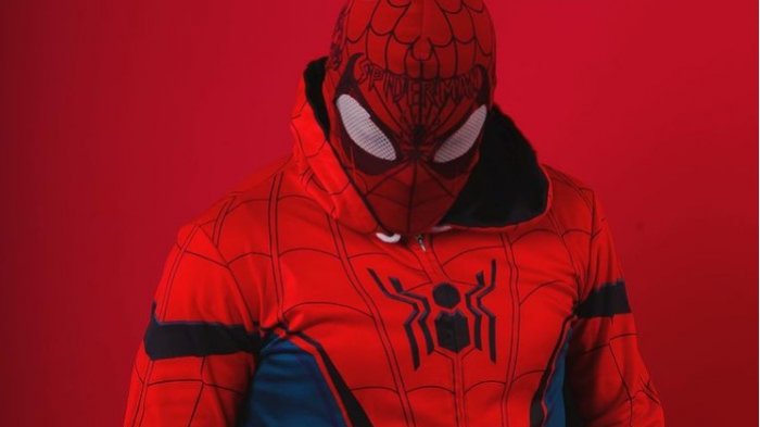 Estúpido y Sensual Spiderman entró al Onlyfans chileno y en 30 días ganó $10 millones: Lo donó todo