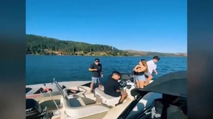 Bebiendo alcohol y sin respetar la distancia: Viralizan masiva fiesta en lanchas en Vichuquén