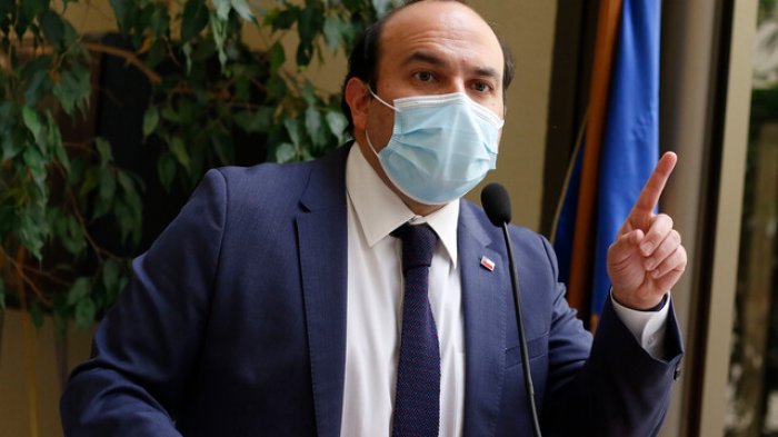 Pavez responde críticas por ausencia de ministros: 