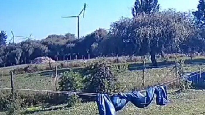 Registran desprendimiento de aspa de torre eólica en Los Ángeles