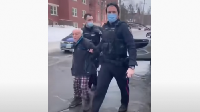 Adulto mayor de 78 años fue arrojado al suelo y esposado por tocar la bocina en apoyo a camioneros antivacunas