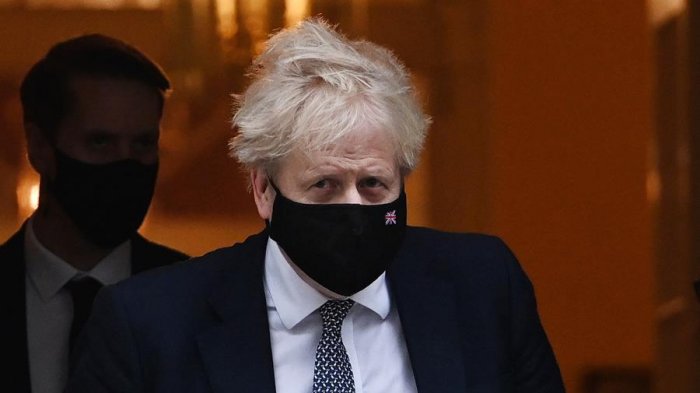 Difunden foto de Boris Johnson junto a botella de alcohol en 