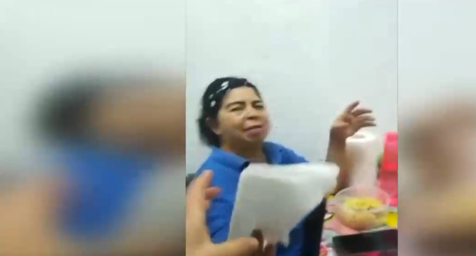 Trabajadora de aseo almuerza en un baño municipal por falta de casino