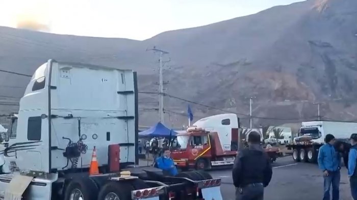 Bloquean rutas: Camioneros protestan en Antofagasta e Iquique tras muerte de conductor