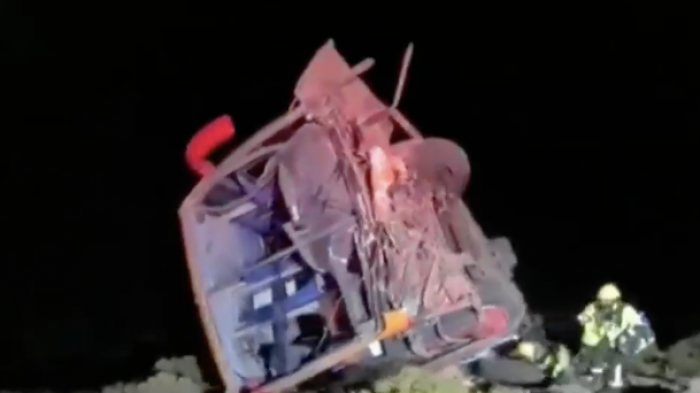 Transportaba migrantes: Bus colisionó y quedó al borde de un barranco en la Ruta CH-15