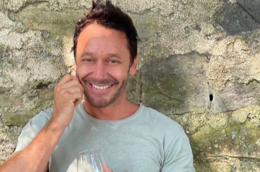 Ya no oculta su amor: Benjamín Vicuña comparte romántico video de su novia en París