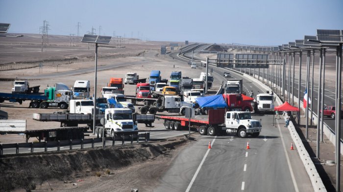 Camioneros de Antofagasta confirman que deponen paro: Rutas serán liberadas en horas de la mañana