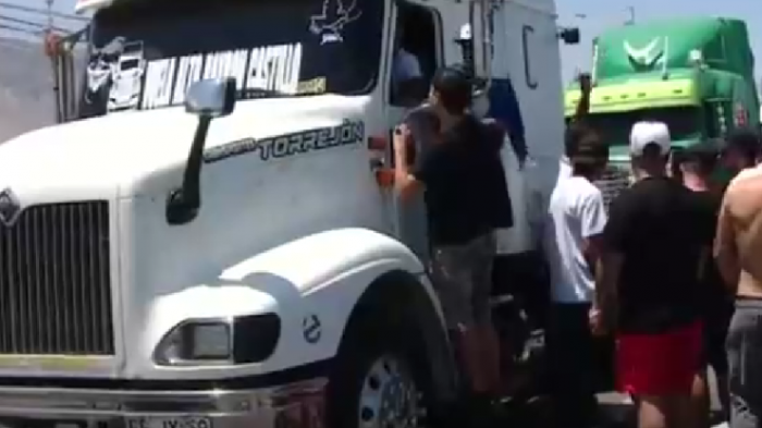 Con pancartas y fotos: Camioneros hacen multitudinaria despedida a Bayron Castillo en Antofagasta