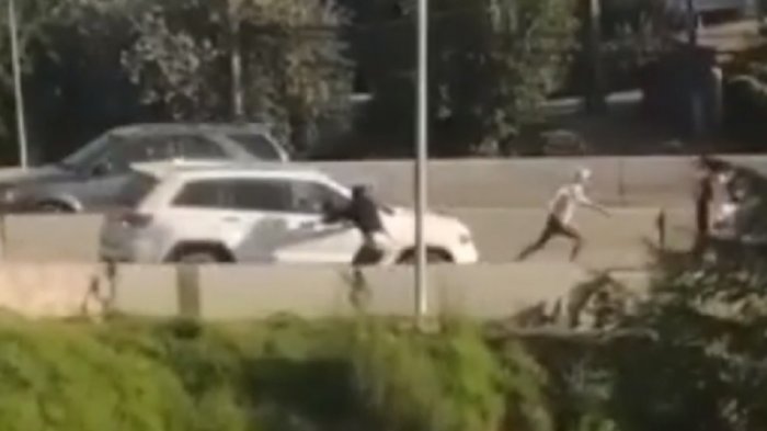 Conductora de televisión sufrió violenta encerrona en autopista: Iba con hijos a bordo