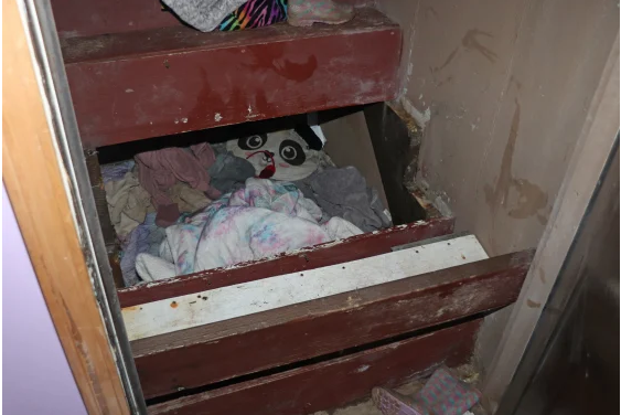 Padres biológicos arrestados: Niña desaparecida desde 2019 fue encontrada con vida debajo de unas escaleras