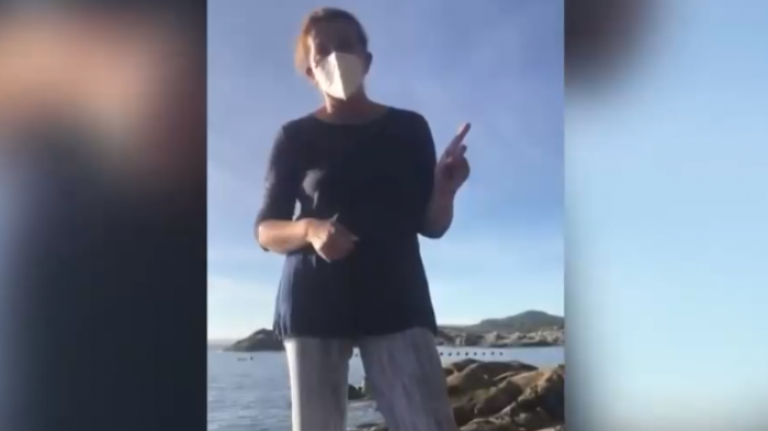 Detuvieron a mujeres tras discusión en playa de Puerto Montt: Una acusa amenazas y la otra lesiones con una lata