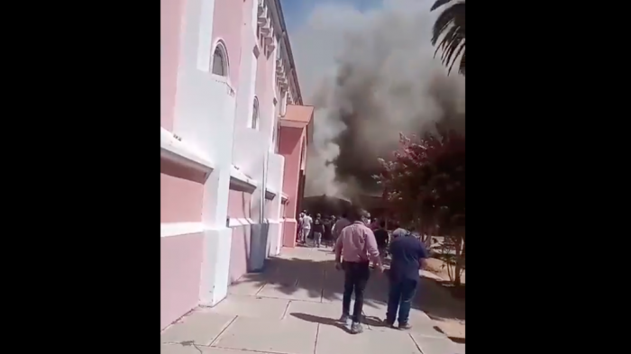 Reportan incendio en Iglesia Santa Rosa de Lima en Pelequén