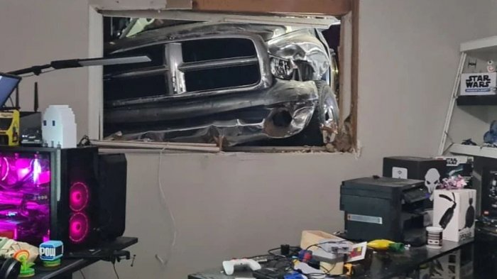 Streamer estaba a punto de transmitir por Twitch cuando una camioneta se incrustó en su casa