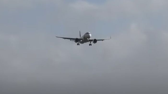 Vientos de hasta 190 km/h en Londres: Video muestra cómo se balancean los aviones en pleno vuelo