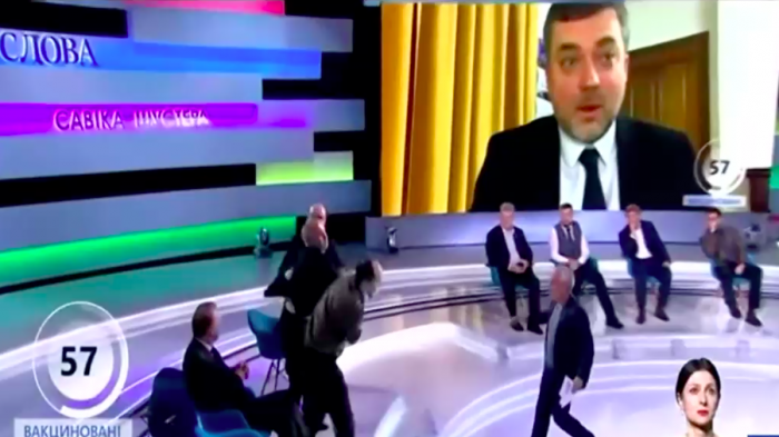 Llegaron a los golpes: Periodista y entrevistado se pelearon en pleno programa de televisión en vivo