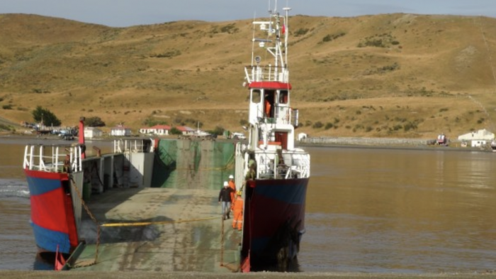 Una mujer falleció: Auto cayó desde una barcaza a las aguas de Magallanes