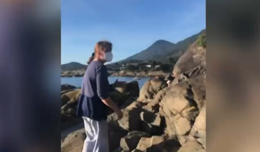 Mujer que expulsó a joven de playa dice que fue agredida: 