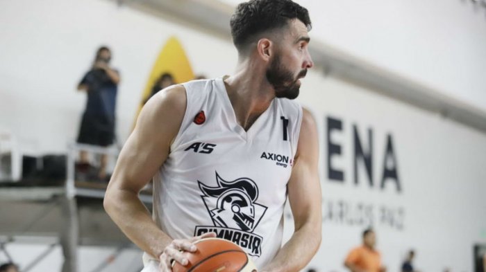 Basquetbolista argentino fue víctima de cánticos homofóbicos en pleno partido